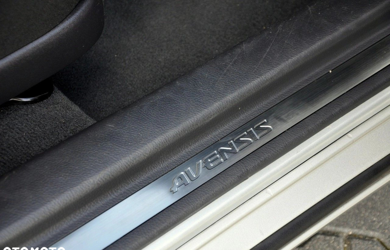 Toyota Avensis cena 17900 przebieg: 211258, rok produkcji 2005 z Dzierzgoń małe 742